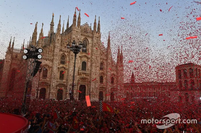 La Piazza Duomo con fans de Ferrari