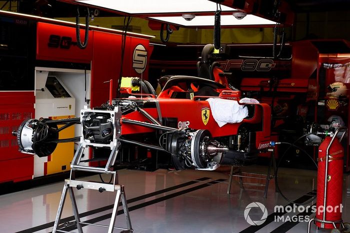El coche de Sebastian Vettel, Ferrari SF90, medio construido en el garaje