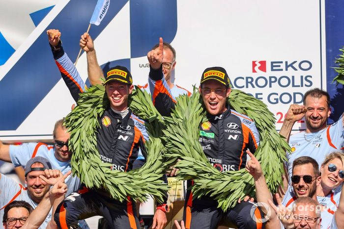 Podio: Thierry Neuville, Martijn Wydaeghe, Hyundai World Rally Team Hyundai i20 N Rally1