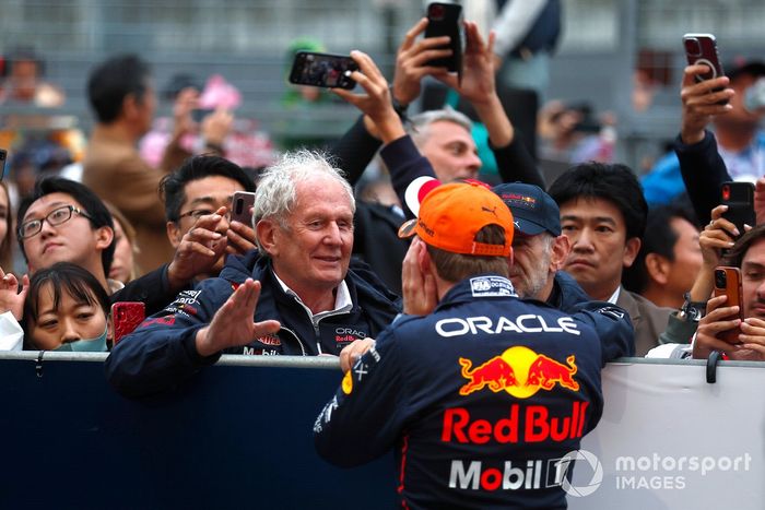 Ganador y campeón del mundo Max Verstappen, Red Bull Racing celebra con Helmut Marko, asesor, en el Parc Ferme