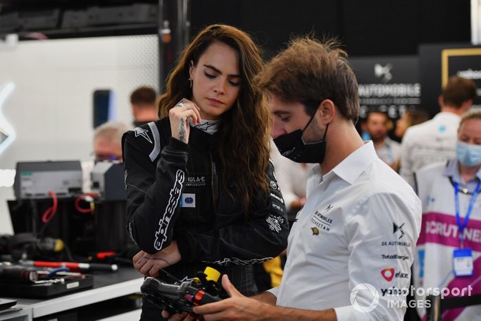 La actriz y modelo, Cara Delevigne en el garaje de DS Techeetah con Antonio Felix Da Costa