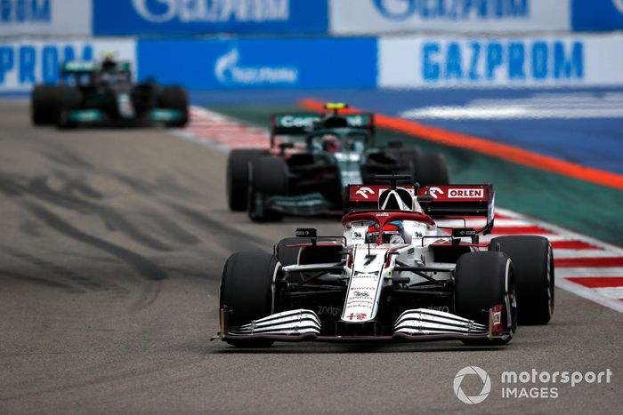 Kimi Raikkonen, Alfa Romeo Racing C41, Sebastian Vettel, Aston Martin AMR21