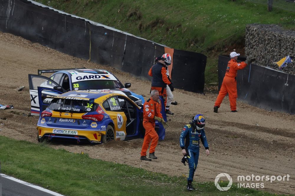 Crash, Daniel Rowbottom, NAPA Racing UK Ford Focus ST, Adam Morgan, Car Gods with Ciceley Motorsport BMW 330e M Sport