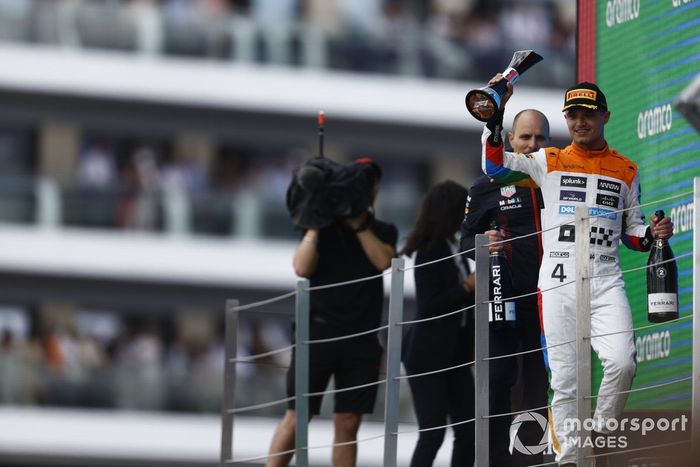 Lando Norris, McLaren, 2ª posición, con el trofeo y el champán