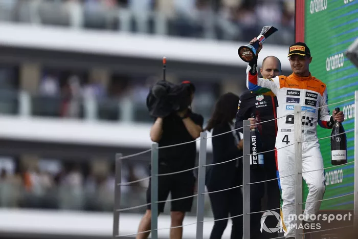 Lando Norris, McLaren, 2ª posición, con el trofeo y el champán