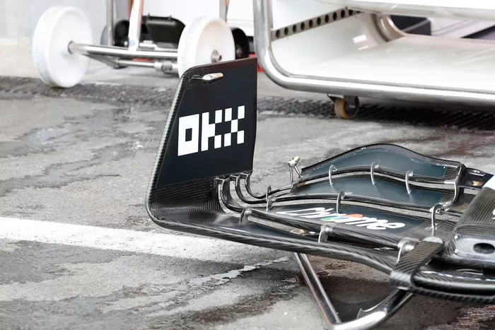 Detalle del alerón delantero del McLaren MCL60  