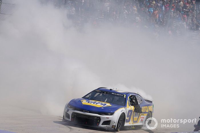 Ganador de la carrera Chase Elliott, Hendrick Motorsports, NAPA Auto Parts Chevrolet Camaro