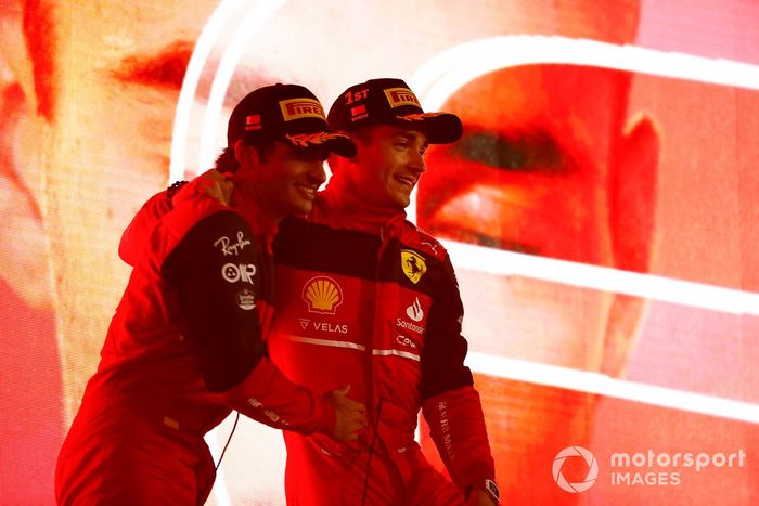 Podio: ganador Charles Leclerc, Ferrari, segundo lugar, Carlos Sainz Jr.