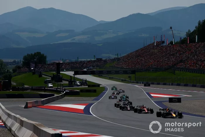Sergio Pérez, Red Bull Racing RB20, Charles Leclerc, Ferrari SF-24, Esteban Ocon, Alpine A524