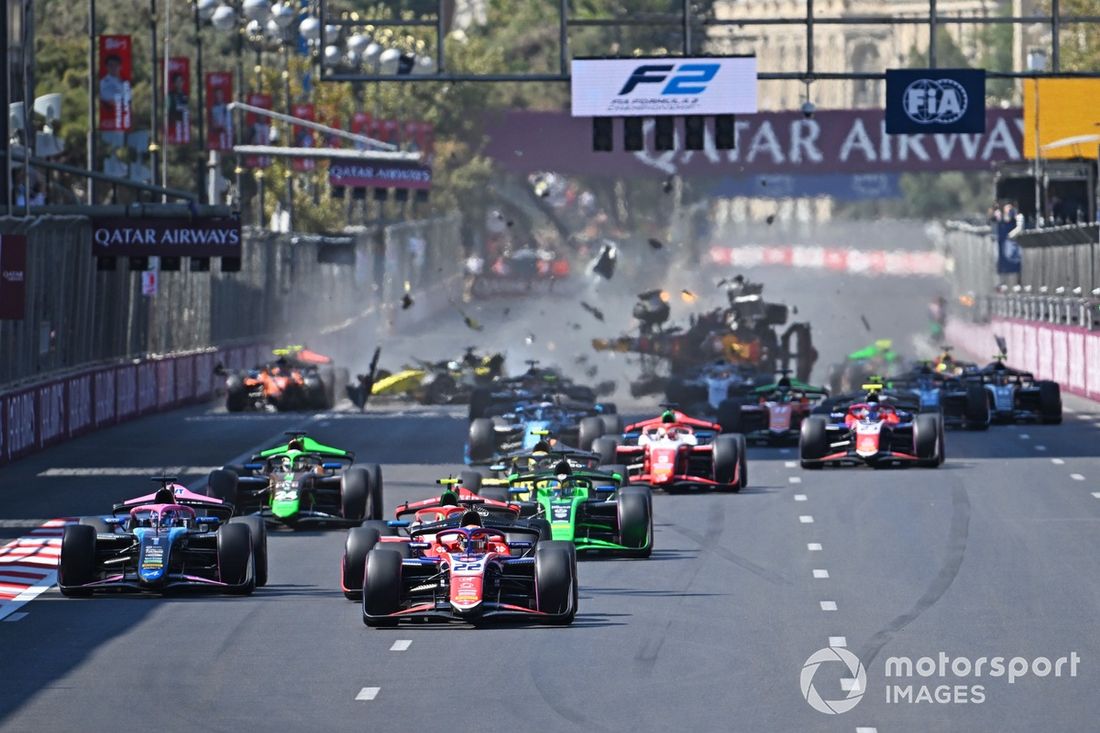 Richard Verschoor Trident, lidera a Andrea Kimi Antonelli, Prema Racing y Victor Martins, ART Grand Prix al inicio de la carrera, mientras se produce un accidente entre Pepe Marti, Campos Racing y Kush Maini, Invicta Racing.