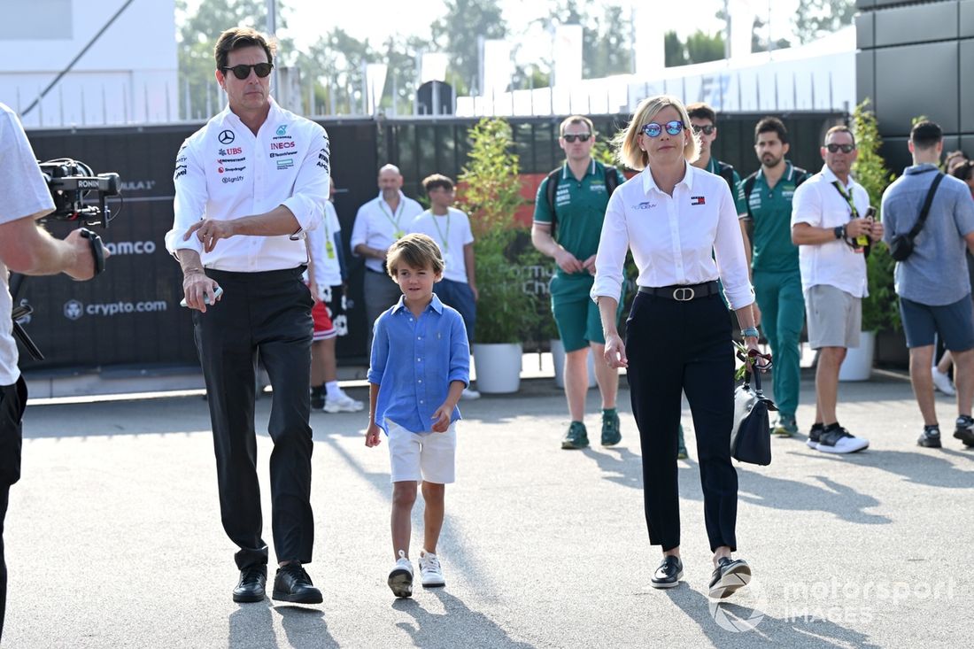 Toto Wolff, Diretor de Equipa e CEO da Mercedes-AMG F1 Team, esposa Susie Wolff, Diretora-Geral da F1 Academy, com o filho Jack Wolff