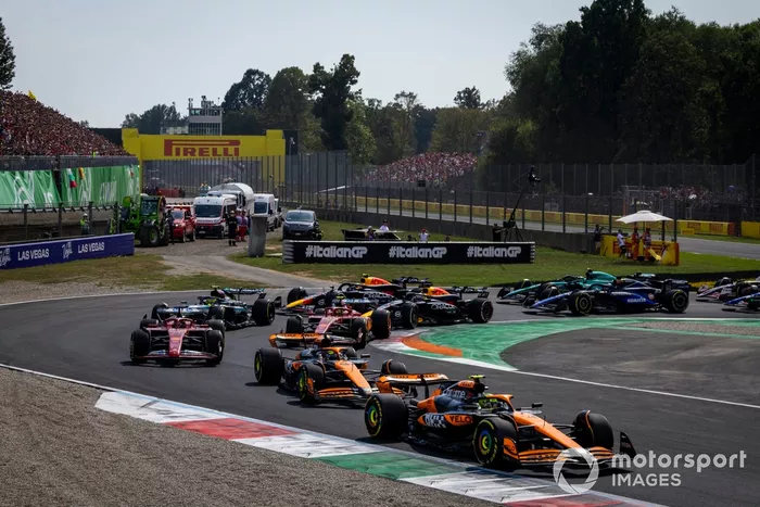 Lando Norris, McLaren MCL38, Oscar Piastri, McLaren MCL38, Charles Leclerc, Ferrari SF-24 