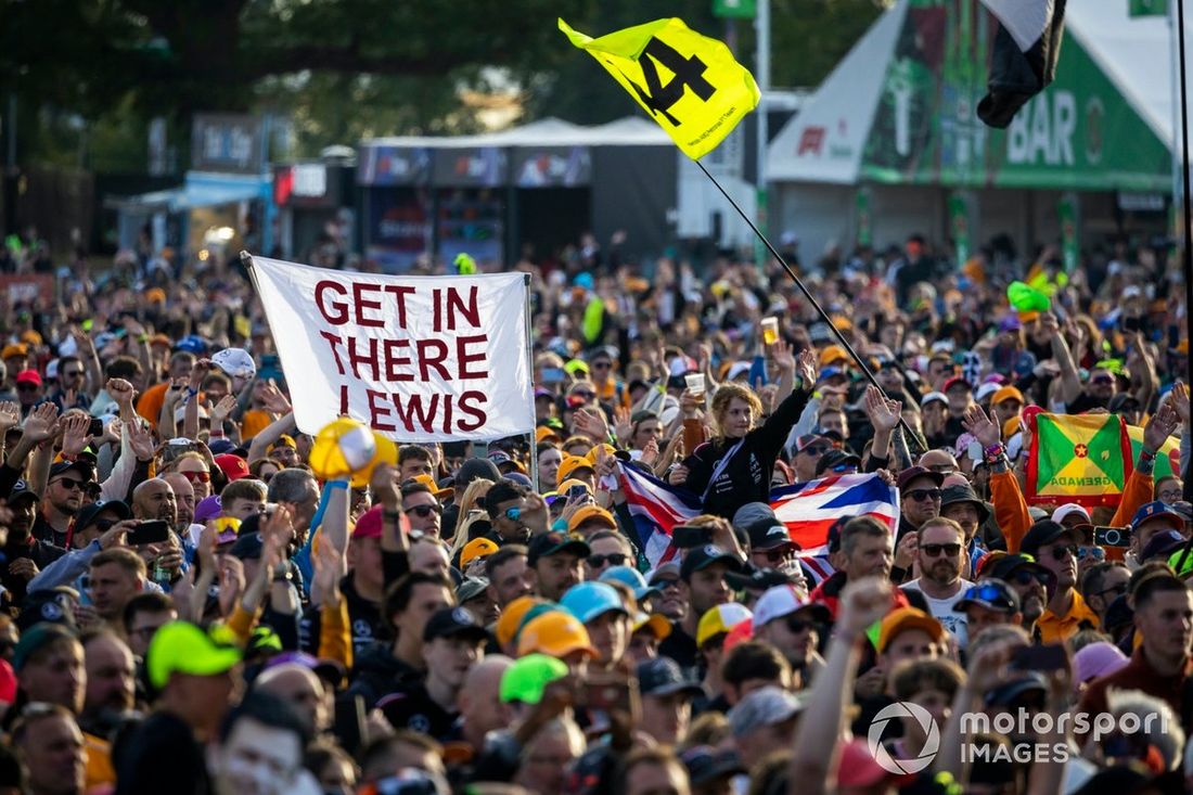 Fans de Lewis Hamilton, del equipo Mercedes-AMG F1, reunidos en el escenario