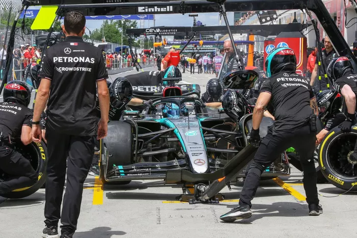 El equipo de boxes de Mercedes AMG realiza una parada en boxes de George Russell, Mercedes F1 W15 