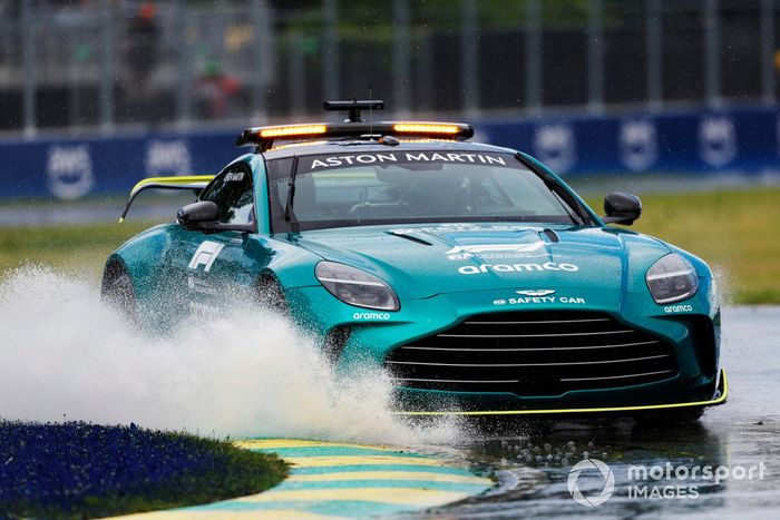 El coche de seguridad en pista