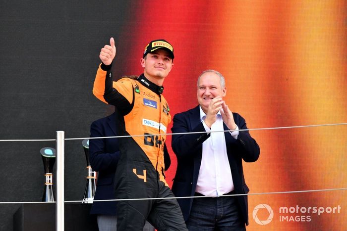 Lando Norris, McLaren F1 Team, 2ª posición, sube al podio