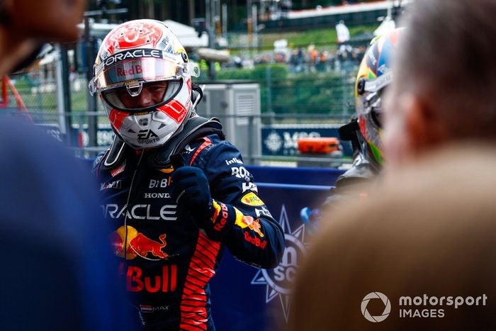 Max Verstappen, Red Bull Racing, 1ª posición, celebra su llegada al Parc Ferme