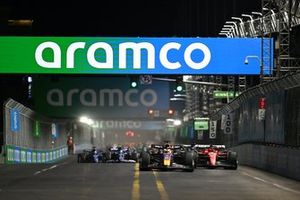 Max Verstappen, Red Bull Racing RB19, Charles Leclerc, Ferrari SF-23, George Russell, Mercedes F1 W14, Pierre Gasly, Alpine A523, el resto de la parrilla.