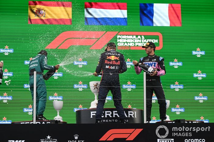 Fernando Alonso, Aston Martin F1 Team, 2ª posición, Max Verstappen, Red Bull Racing, 1ª posición, Pierre Gasly, Alpine F1 Team, 3ª posición, en el podio.