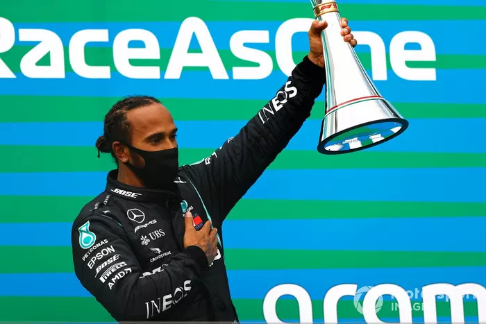 Podio: ganador Lewis Hamilton, Mercedes-AMG Petronas F1