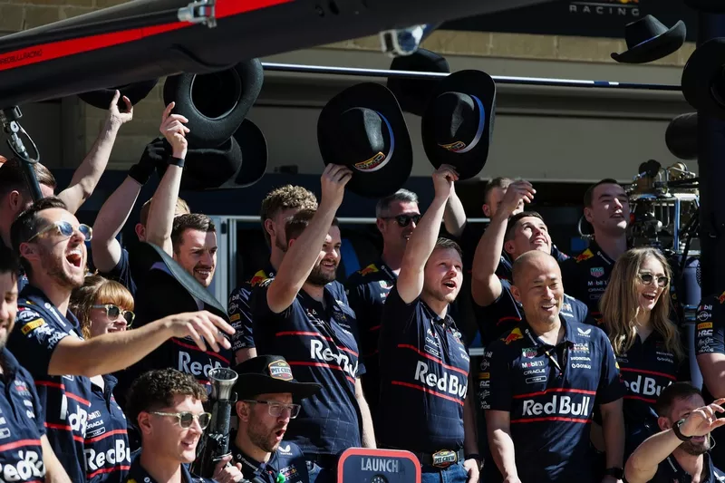Les membres de l'équipe Red Bull Racing Team posent pour une photo d'équipe