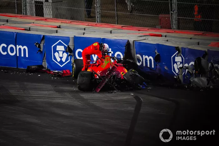 Charles Leclerc, Ferrari, choca en la FP2