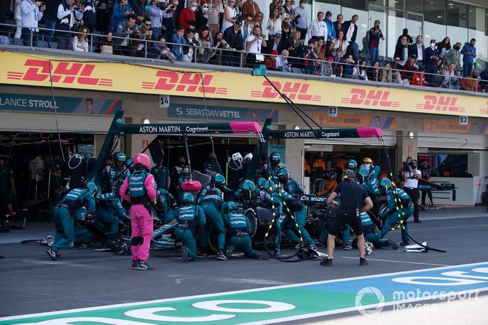 Lance Stroll, Aston Martin AMR21, en pits