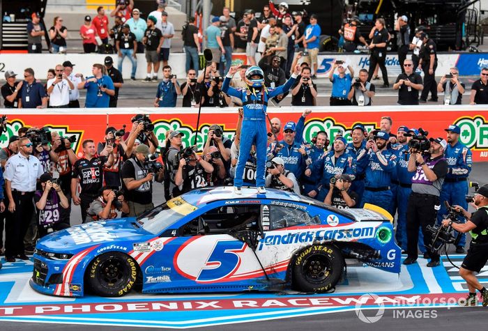 Campeón Kyle Larson, Hendrick Motorsports, Chevrolet Camaro HendrickCars.com