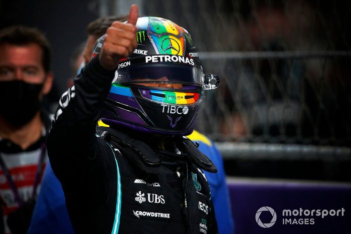 Lewis Hamilton, de Mercedes, celebra en el Parc Ferme tras conseguir la pole