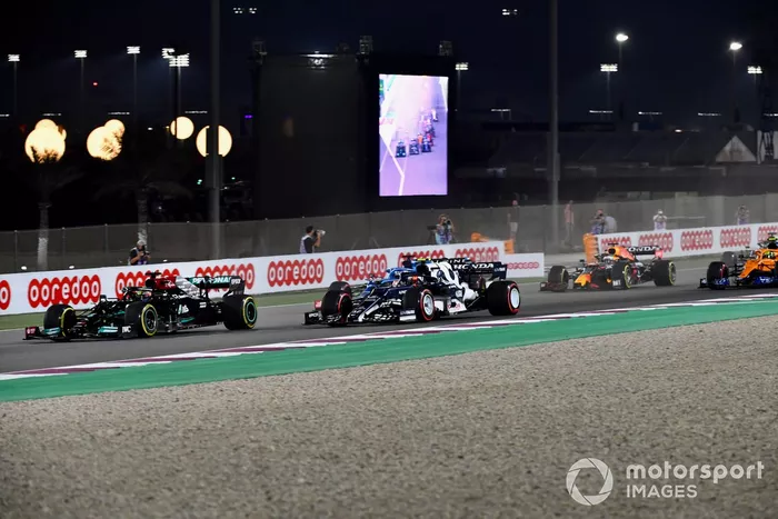 Lewis Hamilton, Mercedes W12, Pierre Gasly, AlphaTauri AT02, y Fernando Alonso, Alpine A521