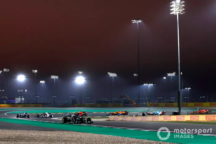 Lewis Hamilton, Mercedes W12, Fernando Alonso, Alpine A521, y Pierre Gasly, AlphaTauri AT02