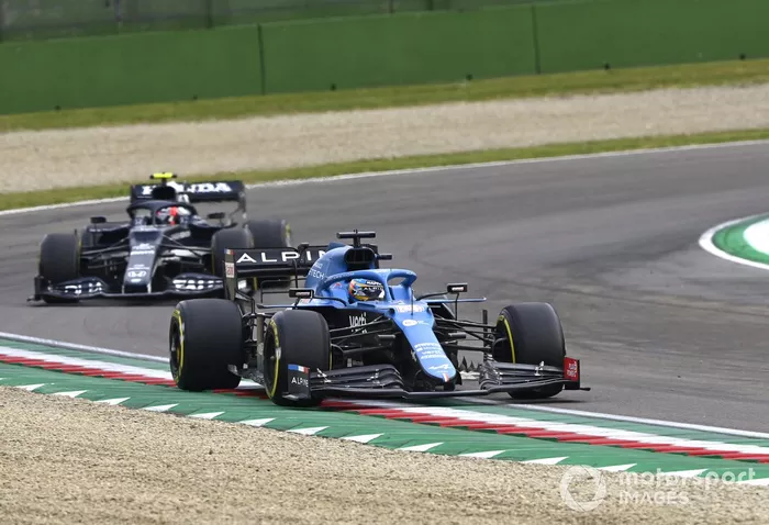 Fernando Alonso, Alpine A521, Pierre Gasly, AlphaTauri AT02