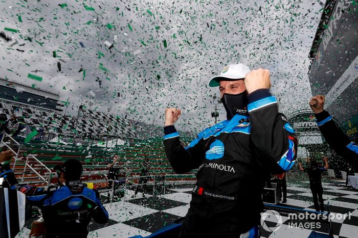 Ganador #10 Wayne Taylor Racing Acura ARX-05 Acura DPi: Filipe Albuquerque celebra