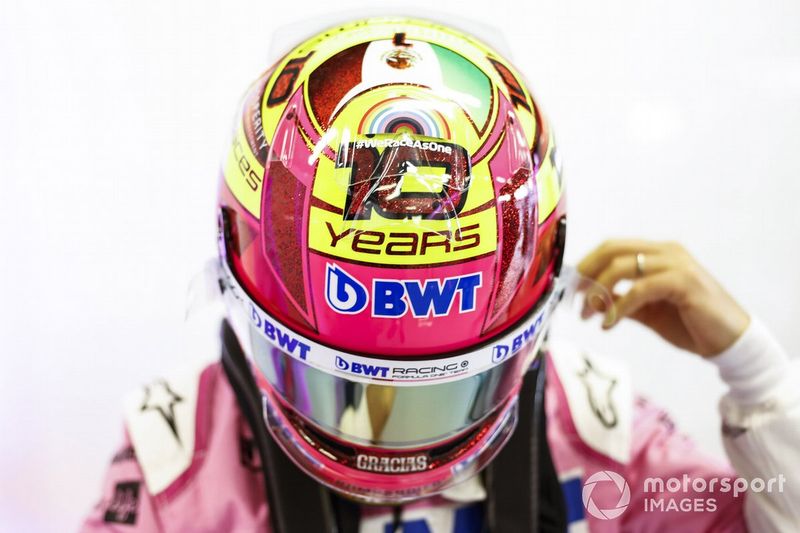 Sergio Pérez, Racing Point, con su casco de edición especial para su última sesión de clasificación con Racing Point