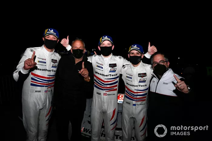 Ganadores #79 WeatherTech Racing Porsche 911 RSR - 19, GTLM: Mathieu Jaminet, Matt Campbell, Cooper MacNeil celebran