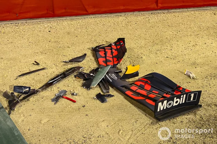El alerón dañado del monoplaza de Alexander Albon, Red Bull Racing RB16