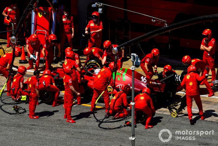 Charles Leclerc, Ferrari SF21 en pits