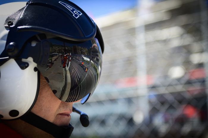 Sergio Pérez, Red Bull Racing RB16B reflejado en el visor de un bombero