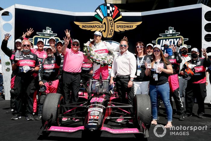 Ganador de la carrera Helio Castroneves, Meyer Shank Racing Honda celebran