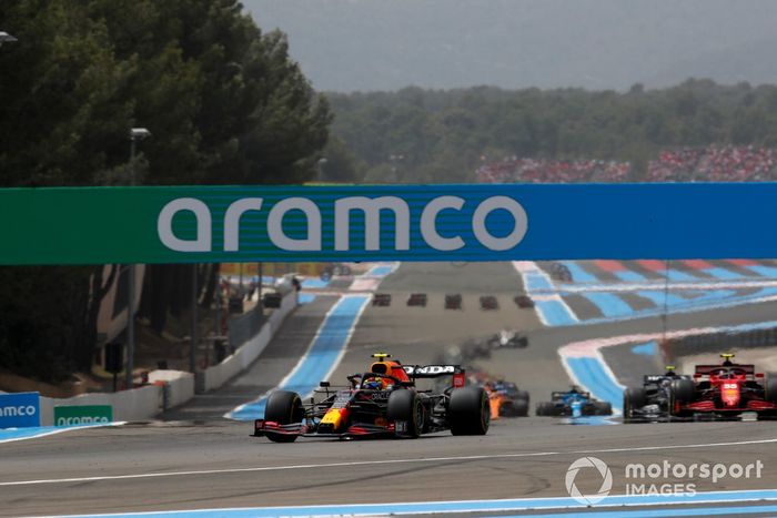 Sergio Pérez, Red Bull Racing RB16B, Carlos Sainz Jr., Ferrari SF21
