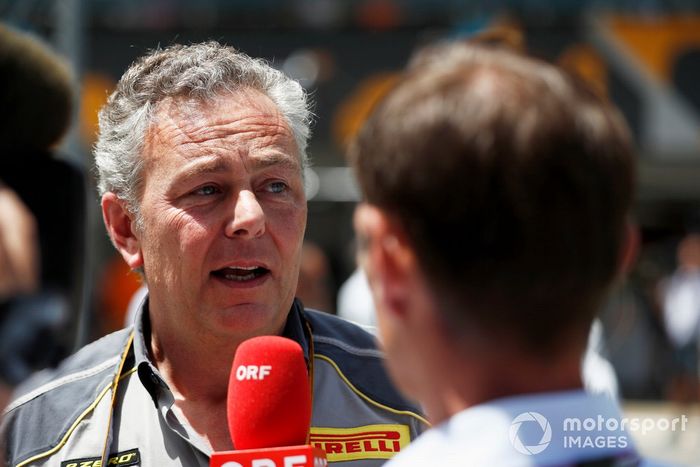 Mario Isola, director de carreras de Pirelli Motorsport, es entrevistado en la parrilla