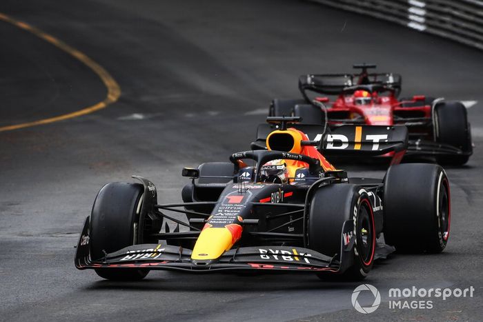 Max Verstappen, Red Bull Racing RB18, Charles Leclerc, Ferrari F1-75