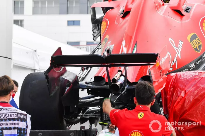 Los mecánicos de Ferrari descargan el monoplaza dañado de Sebastian Vettel, Ferrari SF1000