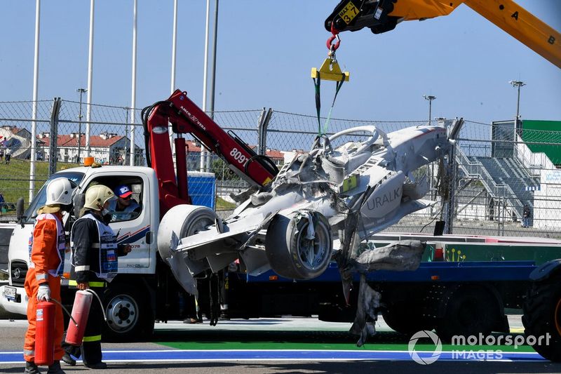 Comisarios con el coche accidentado de Luca Ghiotto, Hitech Grand Prix tras el toque con Jack Aitken, Campos Racing 