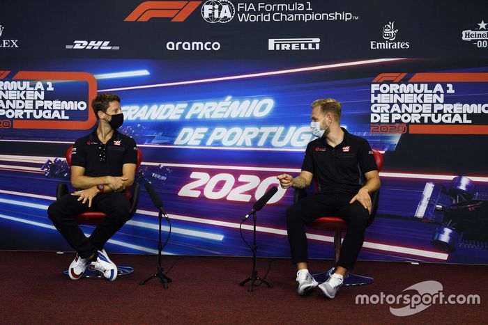 Kevin Magnussen, Haas F1 y Romain Grosjean, Haas F1, en la conferencia de prensa