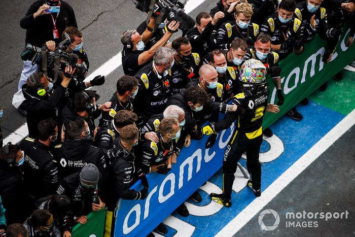 Tercer lugar Daniel Ricciardo, Renault F1 celebra en Parc Ferme con el equipo