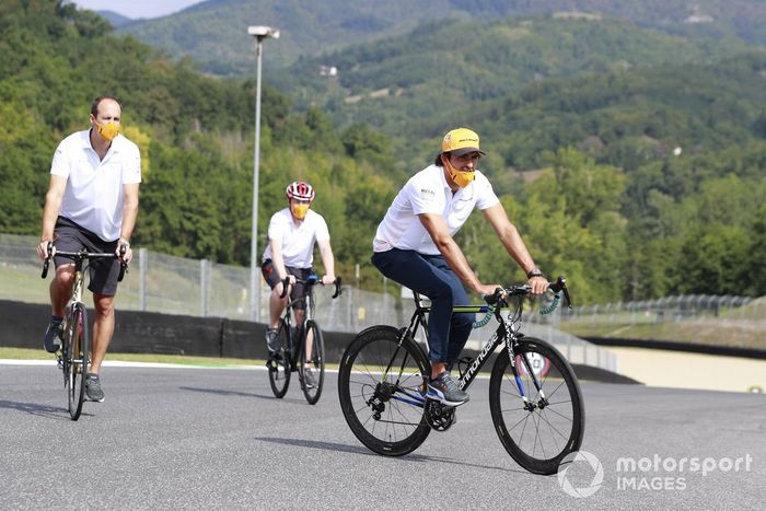 Carlos Sainz Jr., McLaren, en bicicleta