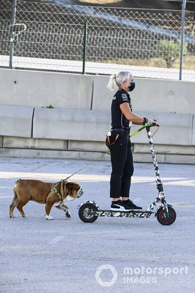 Angela Cullen, fisio de Lewis Hamilton, con el perro del piloto