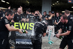 Tony Walton, Mercedes AMG F1 celebrates the constructors' title with the team