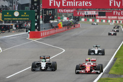 Kimi Räikkönen, Ferrari SF16-H; Nico Hülkenberg, Sahara Force India F1 VJM09
